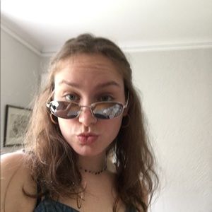 Meet your Posher, Izzi